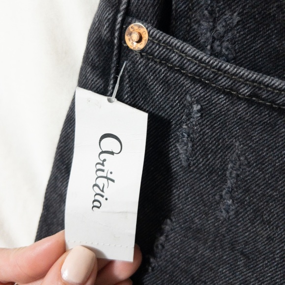 Aritzia x Levi’s wedgie “mine forever” - Picture 3 of 8